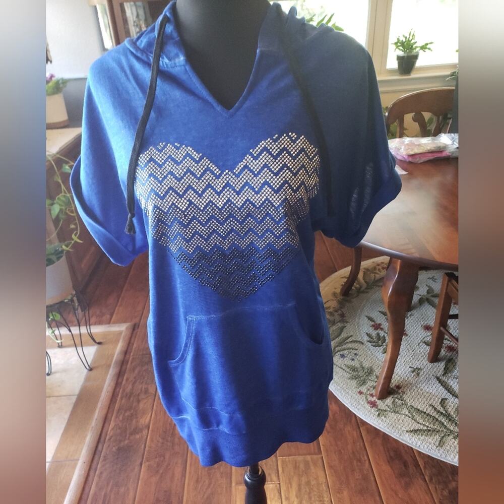 Blue Short-Sleeve Hoodie with Chevron Heart Detail